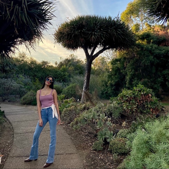 Meet your Posher, Alexia - Picture 1 of 1